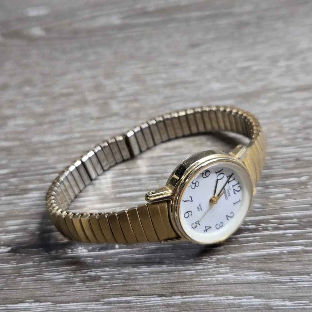Timex Indiglo Women's Watch Easy Reader E3 Gold Tone Expansion Band Quartz S7